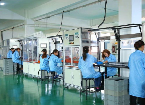 彎腰撿證,是對生活負責任的態度,但工時廉價并不代表尊嚴廉價