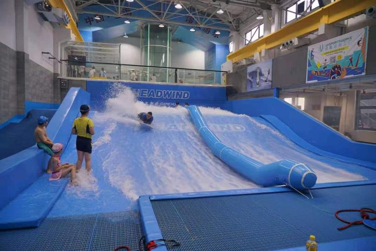 室內(nèi)水上沖浪模擬器滑板沖浪池固定式移動水上樂園設(shè)備造浪池廠