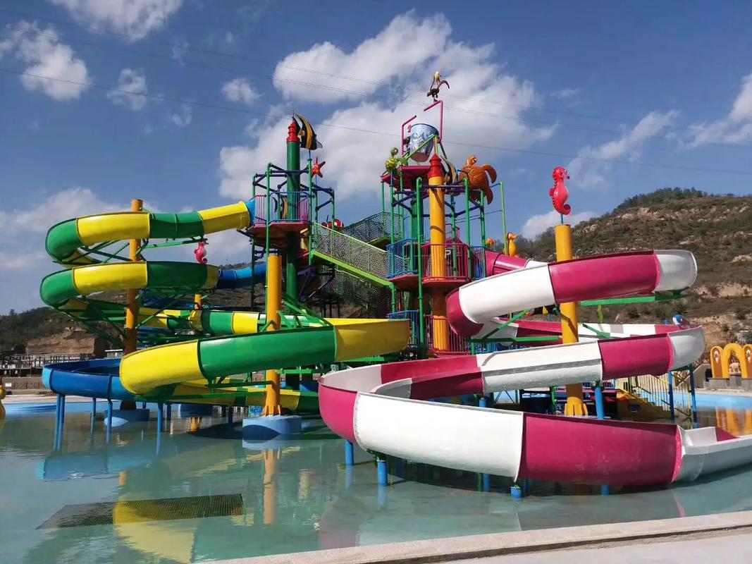 華隆環(huán)?？萍?主要生產(chǎn) 經(jīng)營:水上樂園設(shè)備 水滑梯